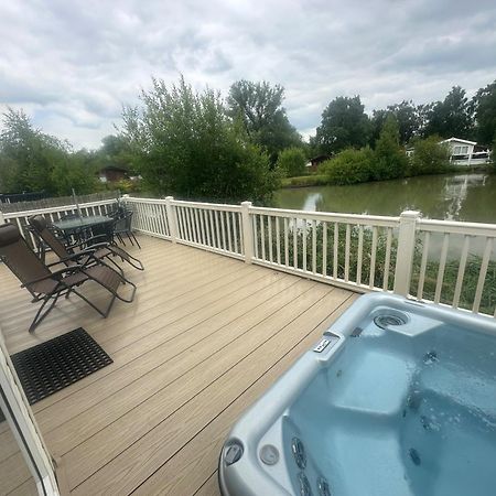 Luxury Lakeside Lodge L2 With Hot Tub Situated At Tattershall Lakes Country Park Экстерьер фото