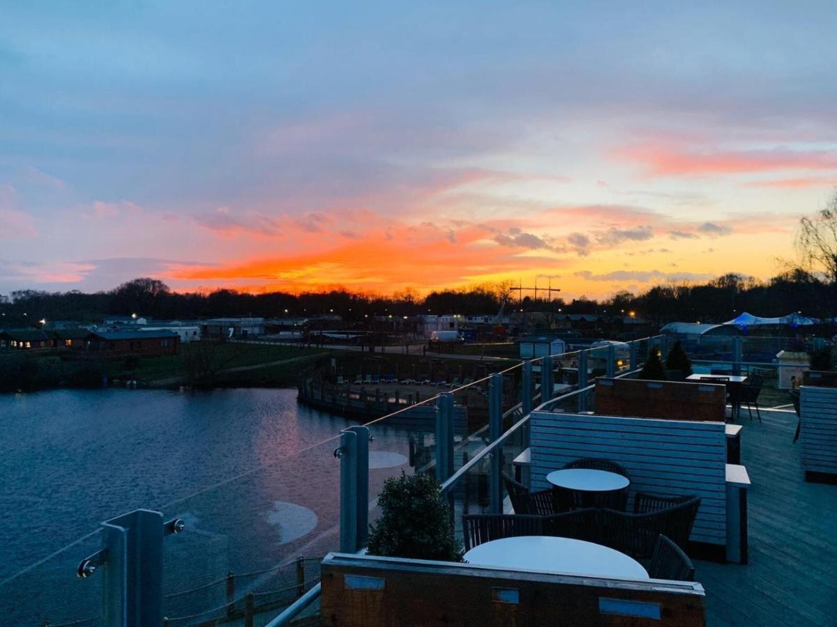 Luxury Lakeside Lodge L2 With Hot Tub Situated At Tattershall Lakes Country Park Экстерьер фото