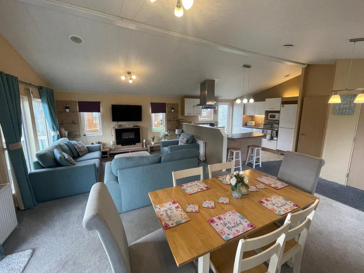 Luxury Lakeside Lodge L2 With Hot Tub Situated At Tattershall Lakes Country Park Экстерьер фото