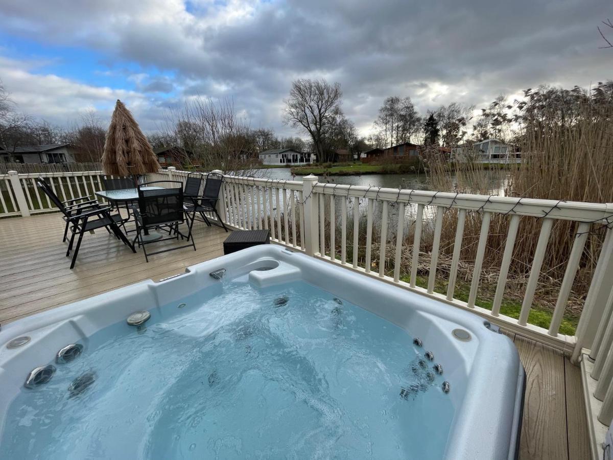 Luxury Lakeside Lodge L2 With Hot Tub Situated At Tattershall Lakes Country Park Экстерьер фото