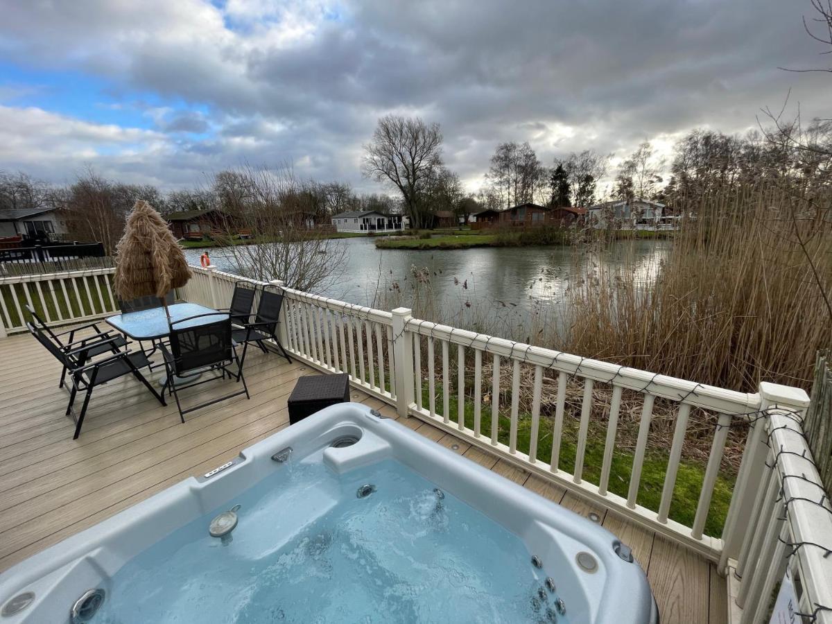 Luxury Lakeside Lodge L2 With Hot Tub Situated At Tattershall Lakes Country Park Экстерьер фото