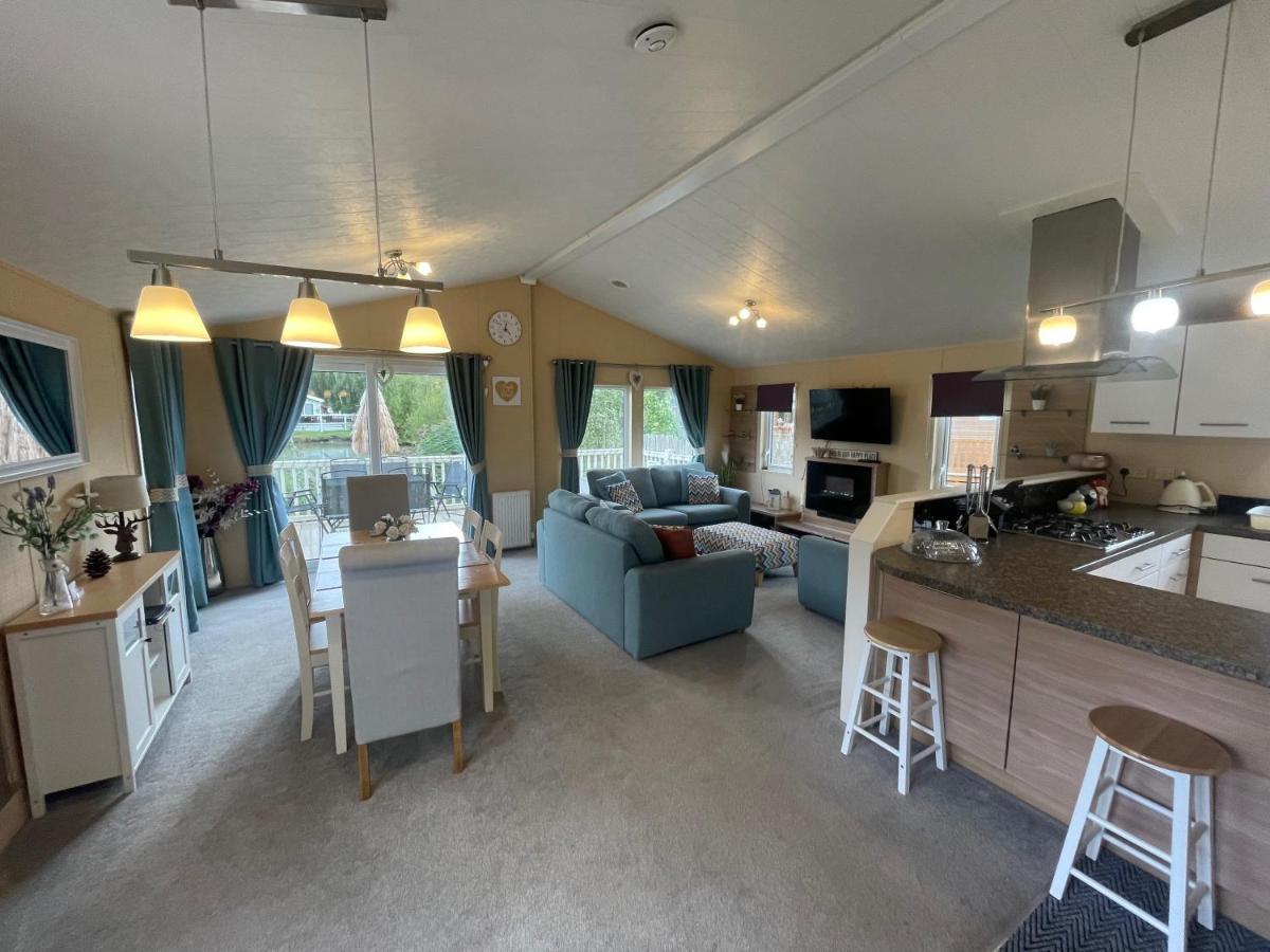 Luxury Lakeside Lodge L2 With Hot Tub Situated At Tattershall Lakes Country Park Экстерьер фото