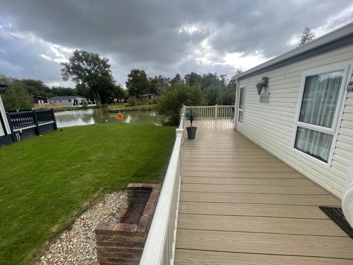 Luxury Lakeside Lodge L2 With Hot Tub Situated At Tattershall Lakes Country Park Экстерьер фото