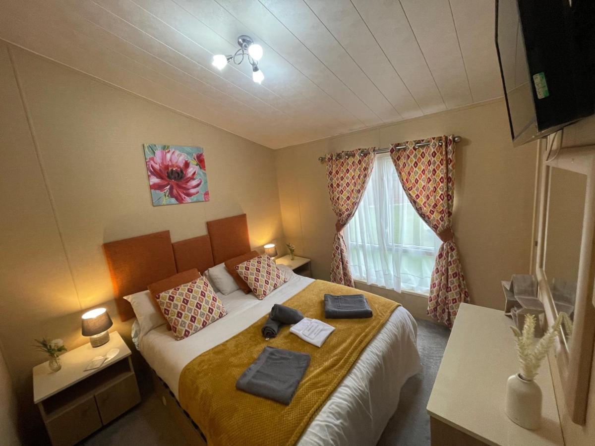 Luxury Lakeside Lodge L2 With Hot Tub Situated At Tattershall Lakes Country Park Экстерьер фото