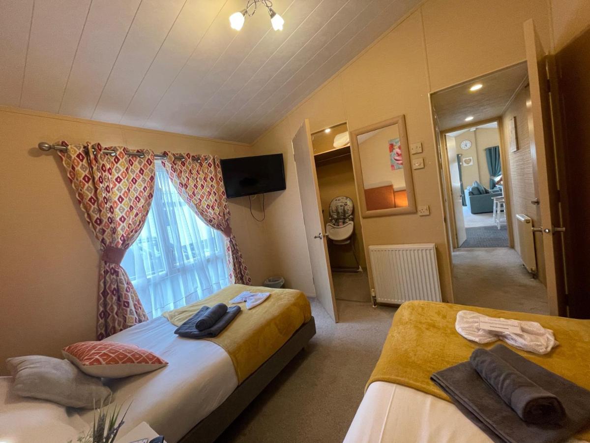 Luxury Lakeside Lodge L2 With Hot Tub Situated At Tattershall Lakes Country Park Экстерьер фото