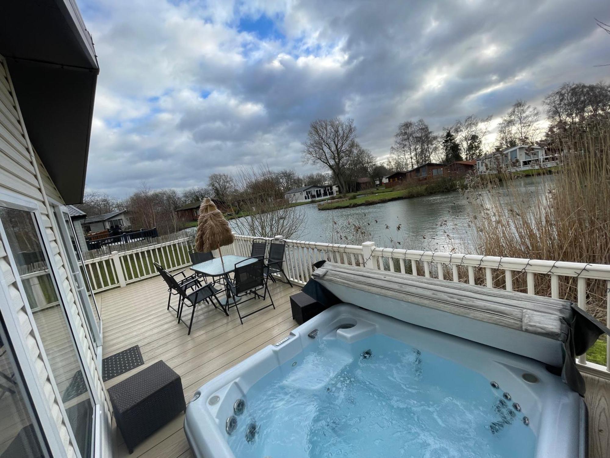 Luxury Lakeside Lodge L2 With Hot Tub Situated At Tattershall Lakes Country Park Экстерьер фото
