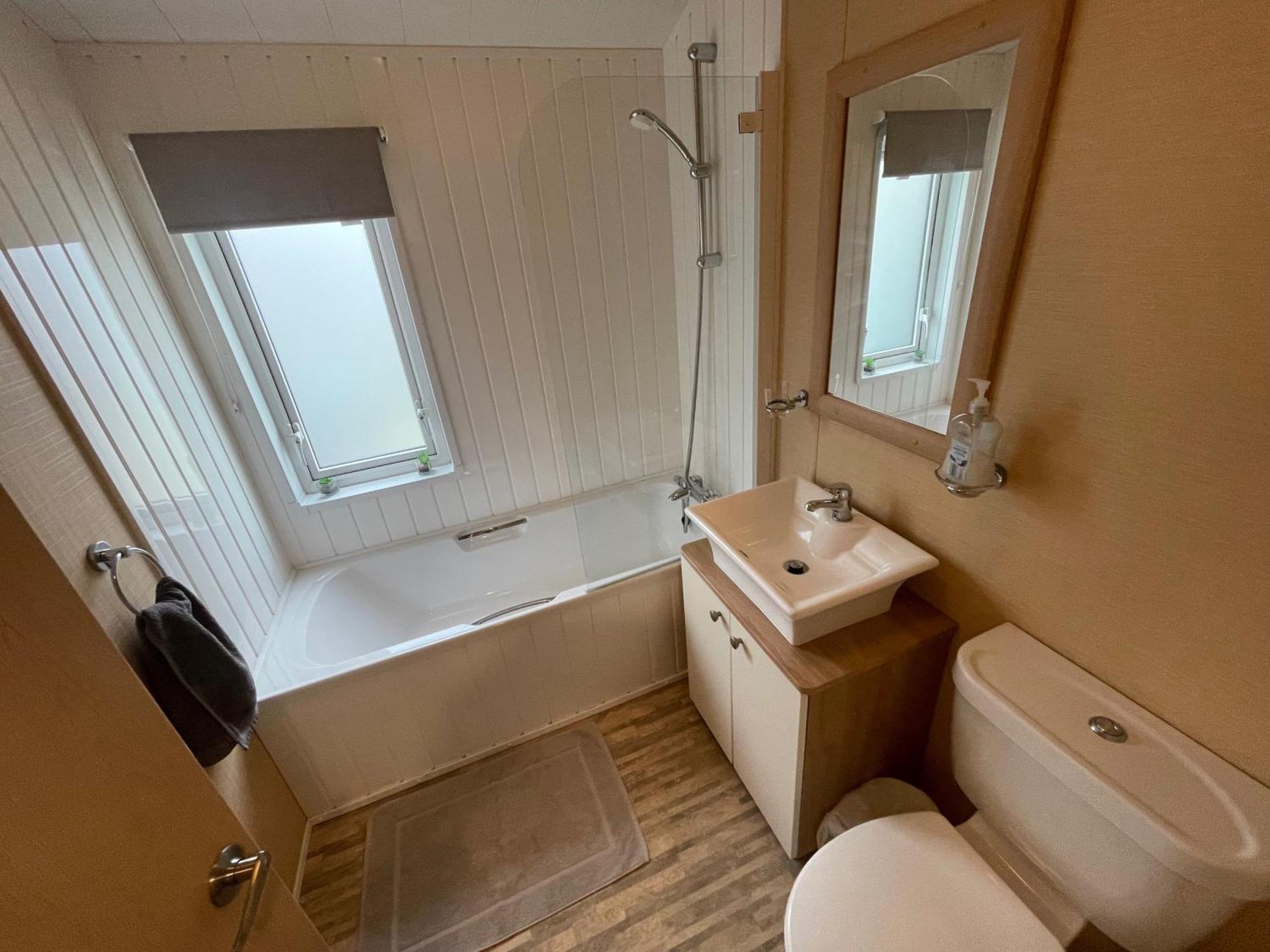 Luxury Lakeside Lodge L2 With Hot Tub Situated At Tattershall Lakes Country Park Экстерьер фото
