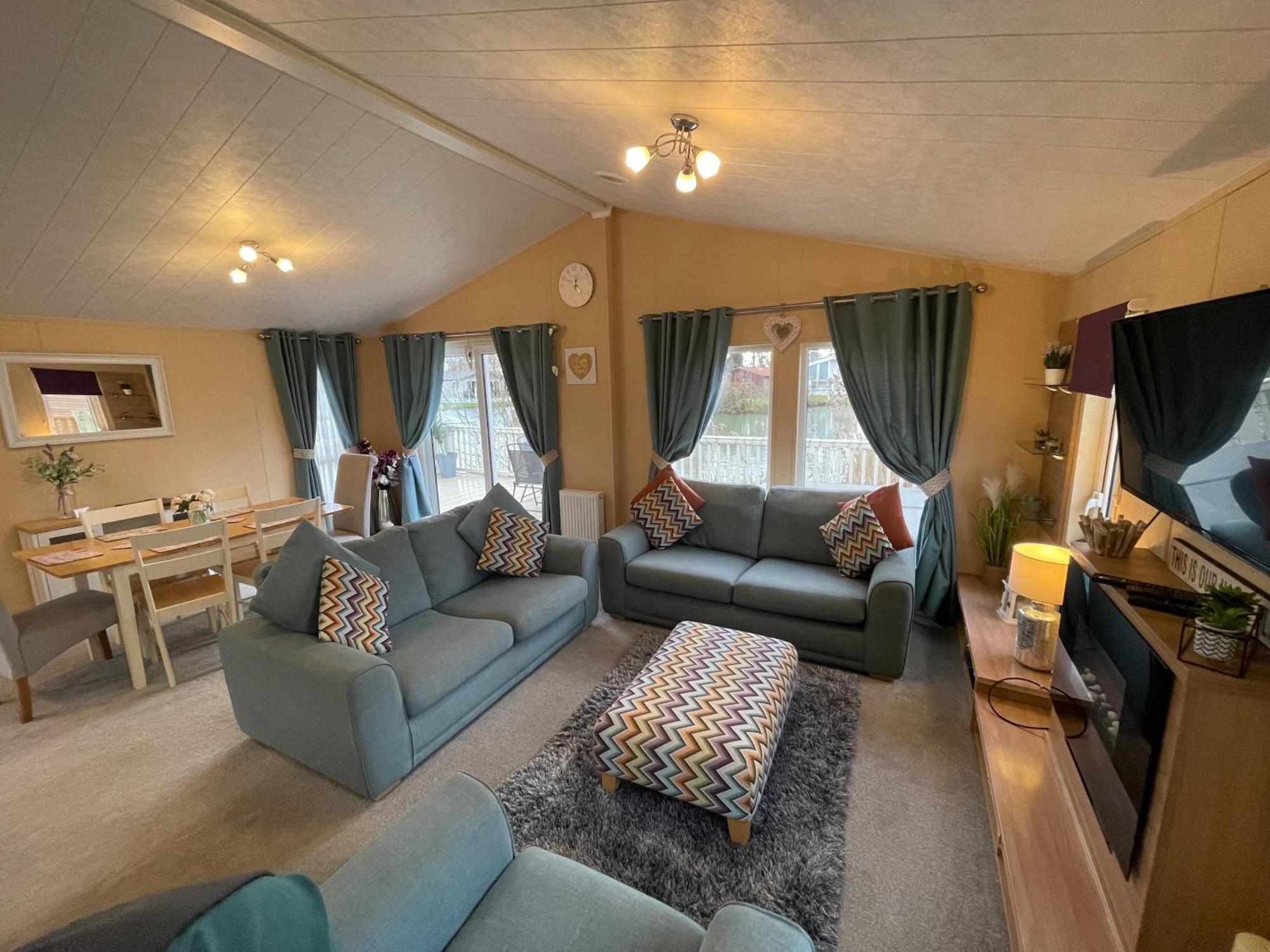 Luxury Lakeside Lodge L2 With Hot Tub Situated At Tattershall Lakes Country Park Экстерьер фото