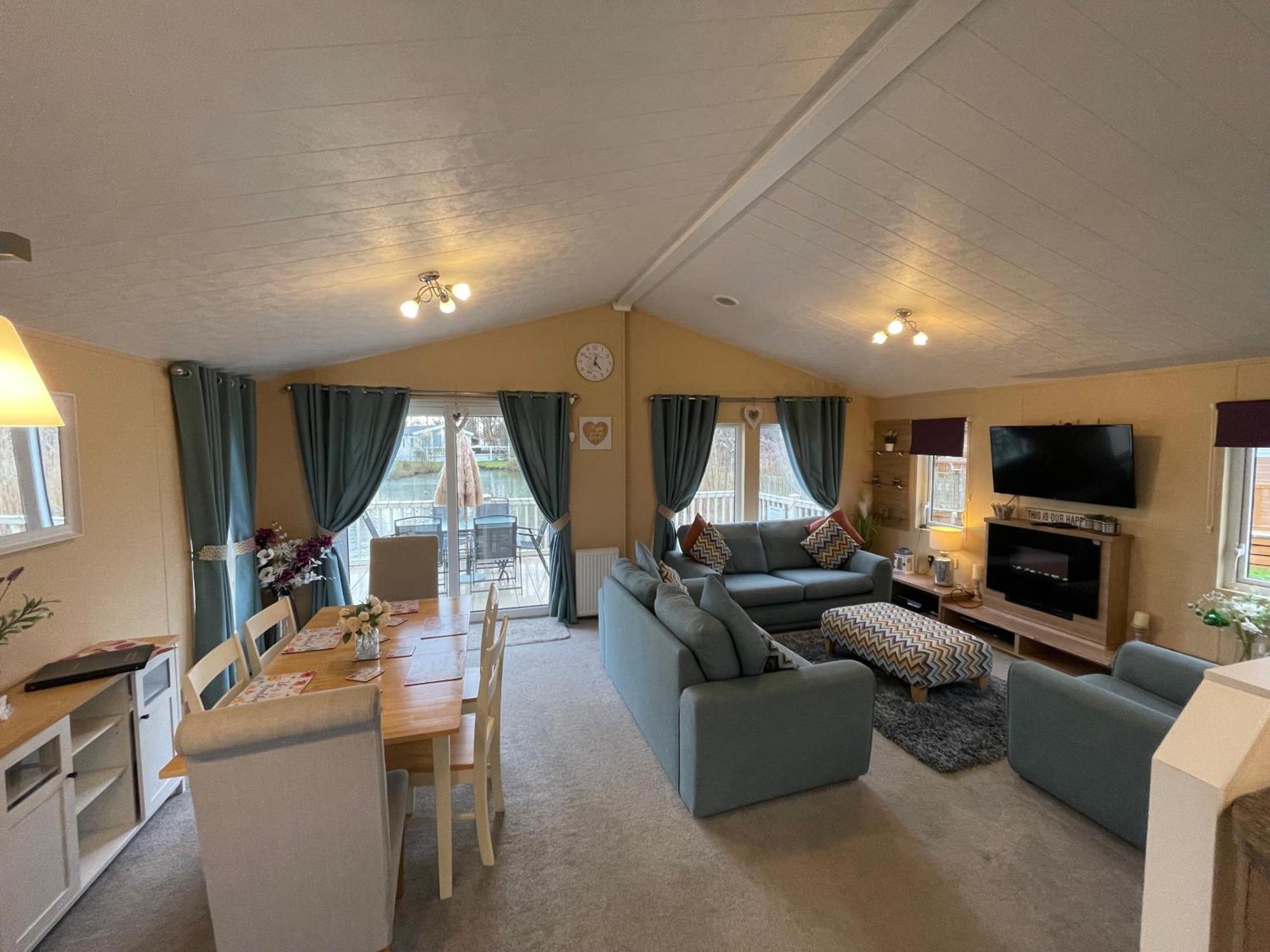 Luxury Lakeside Lodge L2 With Hot Tub Situated At Tattershall Lakes Country Park Экстерьер фото