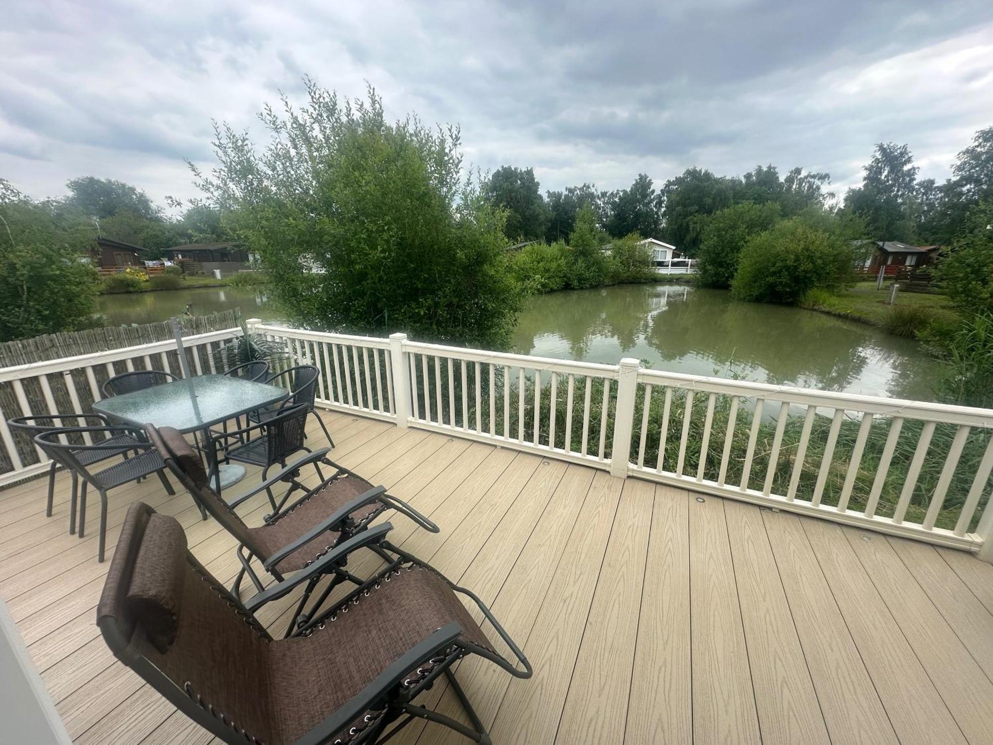 Luxury Lakeside Lodge L2 With Hot Tub Situated At Tattershall Lakes Country Park Экстерьер фото