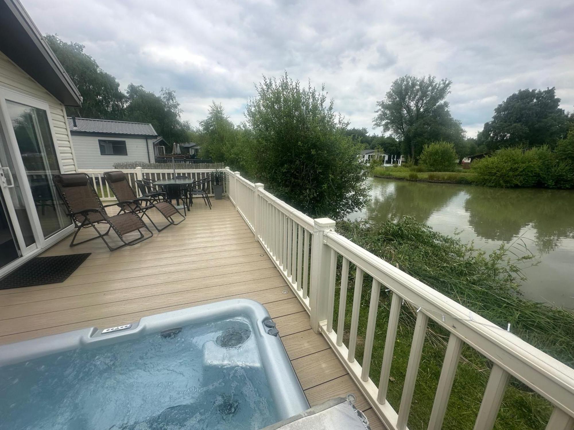 Luxury Lakeside Lodge L2 With Hot Tub Situated At Tattershall Lakes Country Park Экстерьер фото